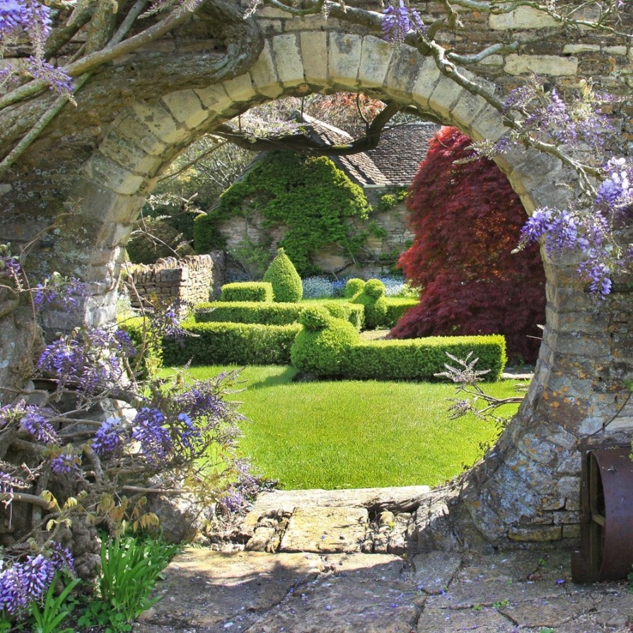 Ihren darauf und romantische, Garten ein mit einem Ausblick auf Gartenposter Vergrößern Sie französische z.B. eine