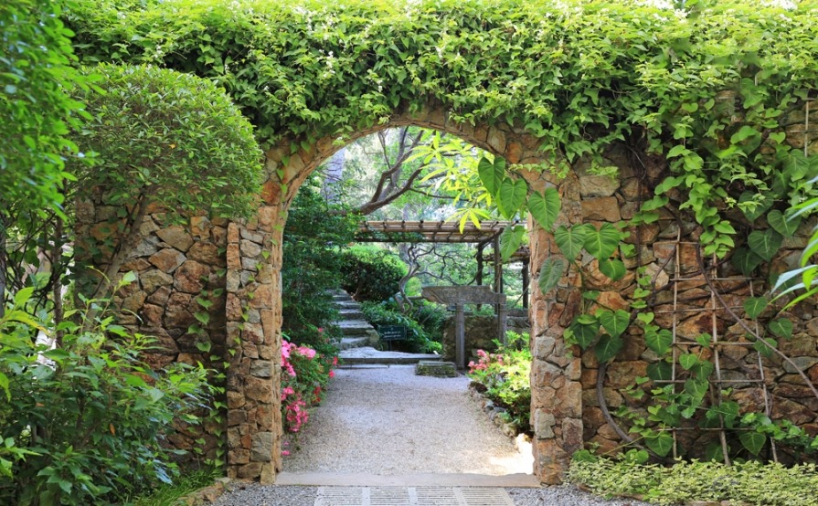 Vergrößern Sie Ihren Garten mit einem Gartenposter und darauf z.B. ein  Ausblick auf eine romantische, französische